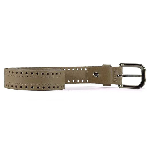 cinturon de piel beige troquelado visto de perfil con hebilla metalica