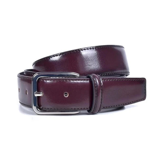 cinturon de piel burdeos enrollado con hebilla metalica rectangular y acabado brillante vista tres cuartos