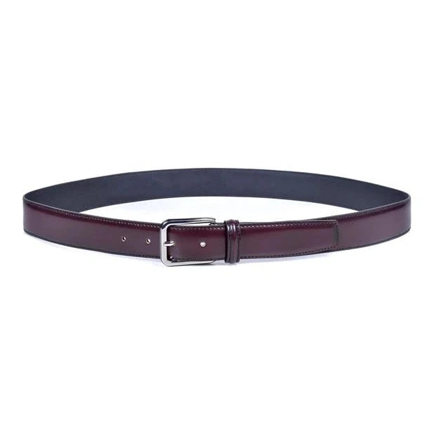 cinturon de piel burdeos extendido en forma de circulo con hebilla plateada y reverso oscuro vista general