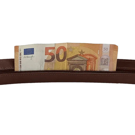 detalle de cremallera interior con billete de 50 euros en el compartimento del cinturon