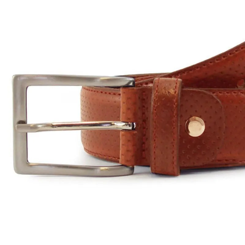 detalle de hebilla metálica y pasador en cinturón de piel color cuero