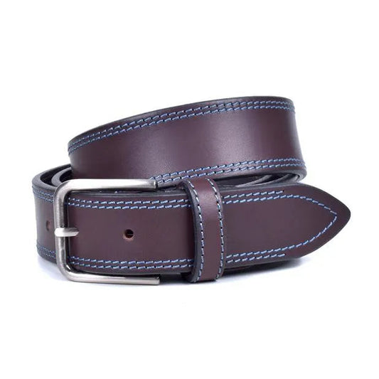 cinturon marron enrollado detalle de hebilla rectangular y pespuntes azules