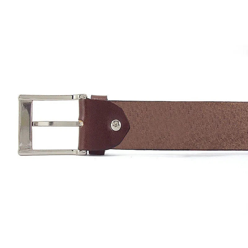 cinturón de piel genuina con hebilla cuadrada metalica vista lateral