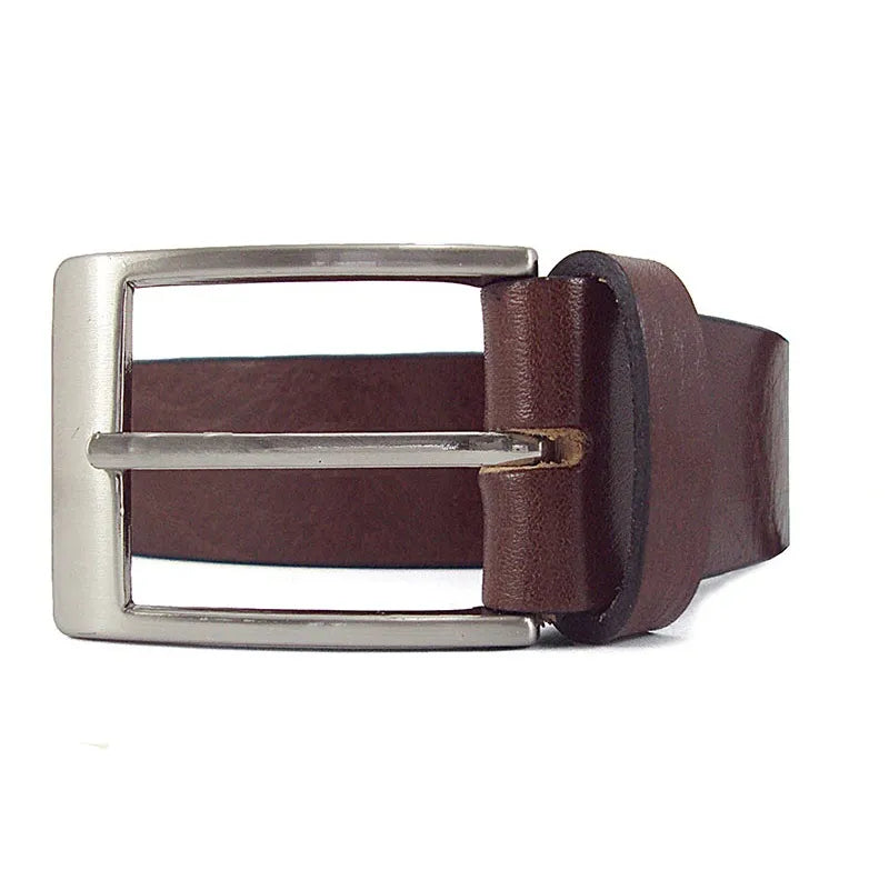 cinturón de piel genuina visto de frente con hebilla cuadrada brillante