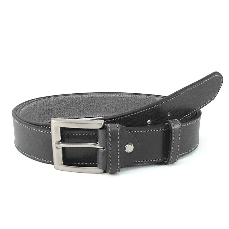 cinturón gris de piel con hebilla cuadrada y costuras visibles