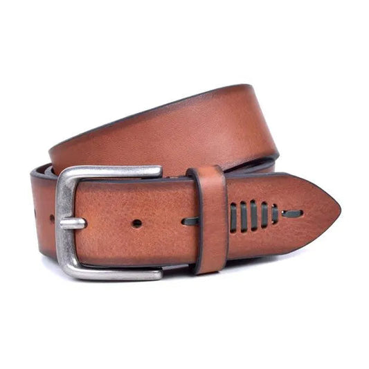 cinturon de piel marron enrollado con hebilla clasica satinada y calado lateral en la punta