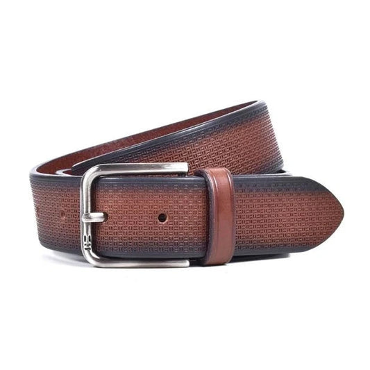 cinturon de piel marron con degradado y grabado geometrico vista frontal con hebilla metalica
