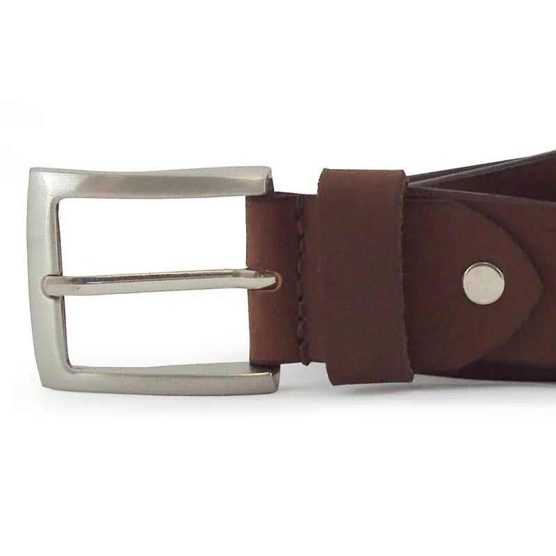 cinturón de piel marrón con hebilla metálica rectangular vista cercana