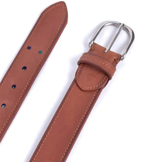 detalle de hebilla oval en niquel y pasador de piel en cinturon marron