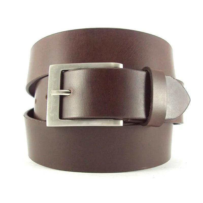 cinturón de piel marrón enrollado con hebilla metálica satinada