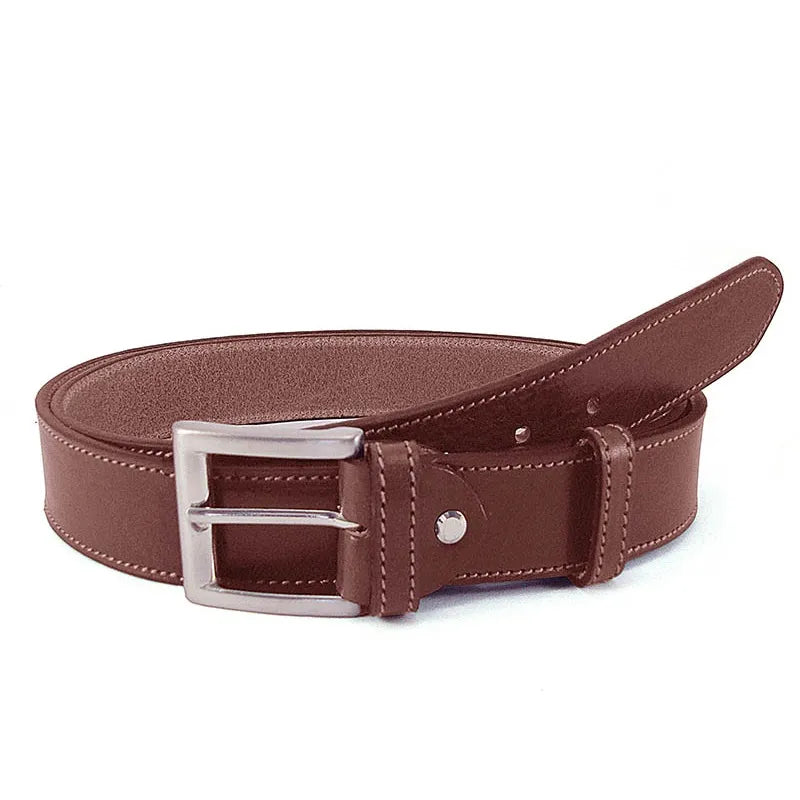 cinturón de piel marrón con costuras claras y hebilla metálica