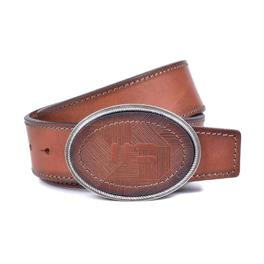 cinturon de piel marron enrollado con hebilla oval de chapa forrada y cerco metalico grabado visible en la tira
