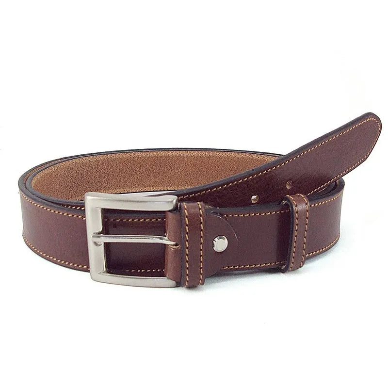 cinturón de piel marrón oscuro con hebilla metálica y costuras beige