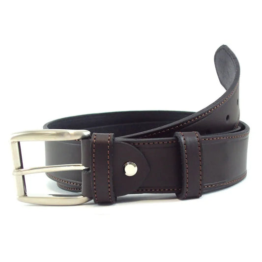 cinturon marron oscuro de piel con pespuntes al tono y hebilla rectangular metalica vista frontal