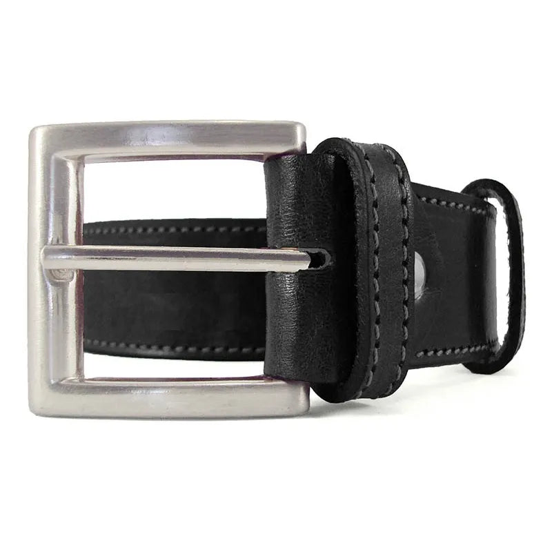 detalle cercano de la hebilla cuadrada en cinturón de piel negra