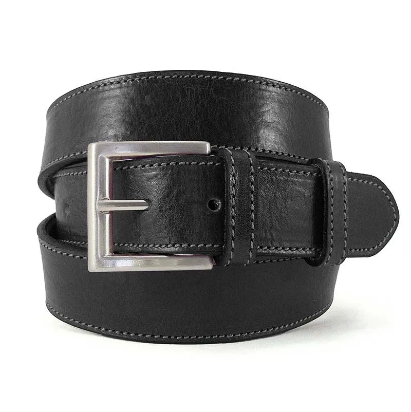 cinturón de piel negra enrollado con hebilla metálica satinada