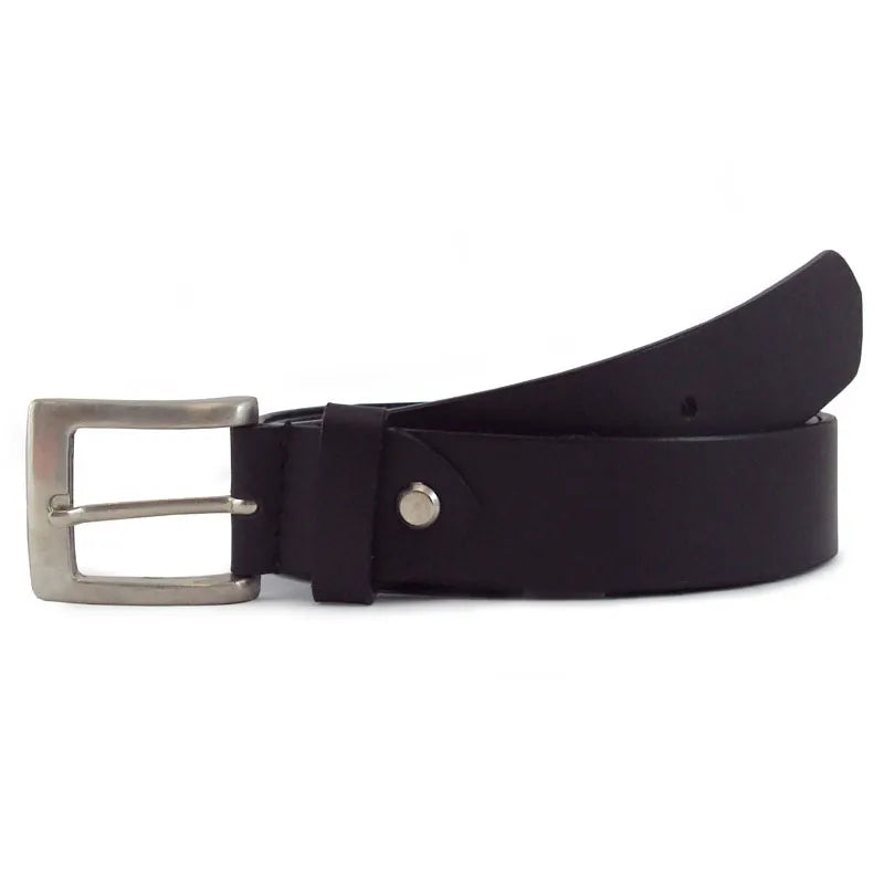 cinturón de piel negra con hebilla metálica rectangular vista lateral