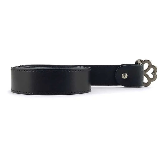 cinturon de piel negro vista lateral con hebilla trebol