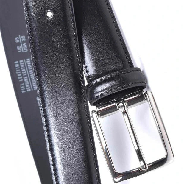 detalle de hebilla rectangular en cinturon de piel negro liso con bordes alomados