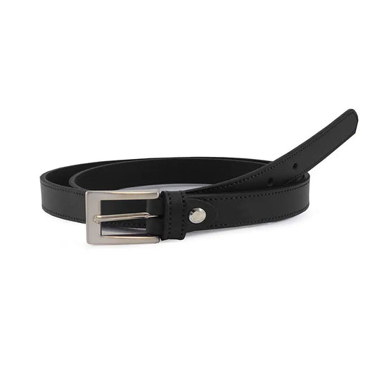 cinturón negro liso de piel con hebilla metálica plateada vista frontal