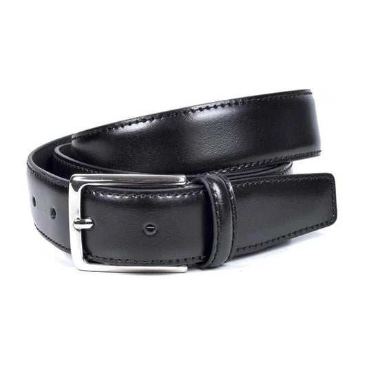 cinturon de piel negro liso enrollado con hebilla rectangular metalica