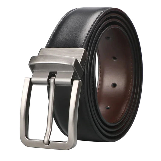 Cinturón de cuero reversible enrollado con hebilla metálica negra vista frontal
