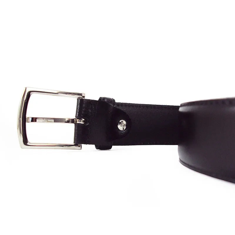 detalle de hebilla satinada con tornillo en cinturon de piel negro con pespunte