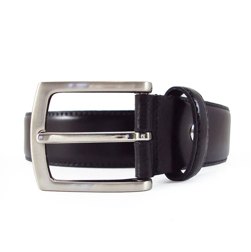 vista frontal de la hebilla satinada en cinturon de piel negro con pespunte