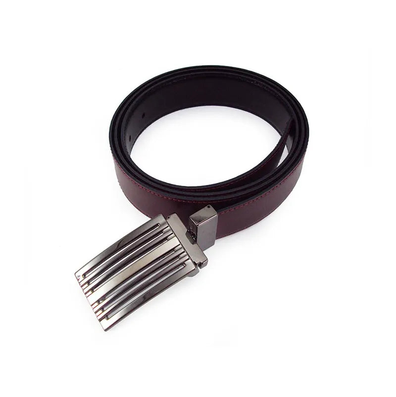 cinturón reversible burdeos enrollado mostrando hebilla rectangular