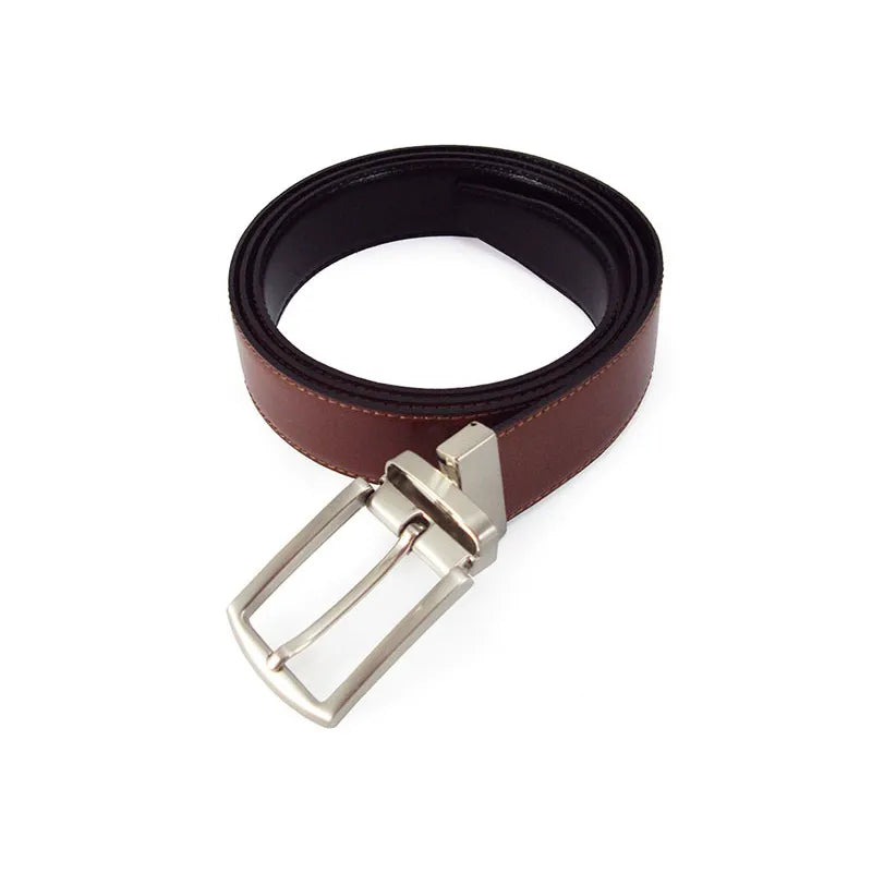 cinturón reversible color cuero enrollado mostrando hebilla metálica niquelada