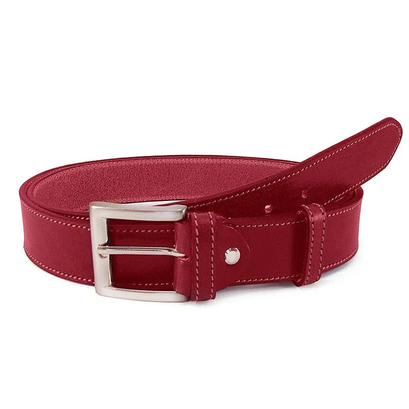 cinturón de piel roja con hebilla metálica vista lateral