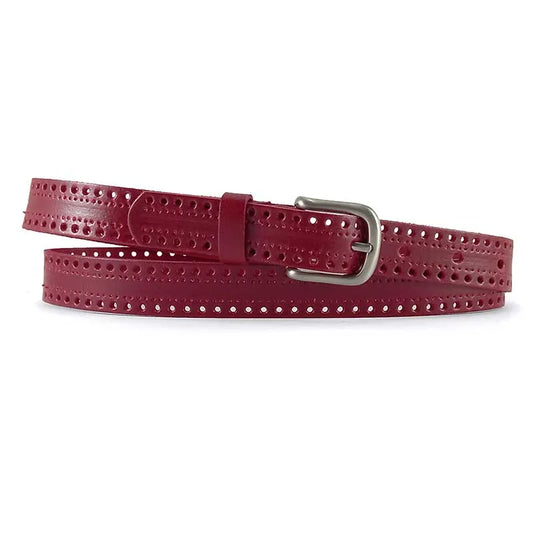 cinturón de piel rojo troquelado visto en posición estirada con hebilla curva metálica
