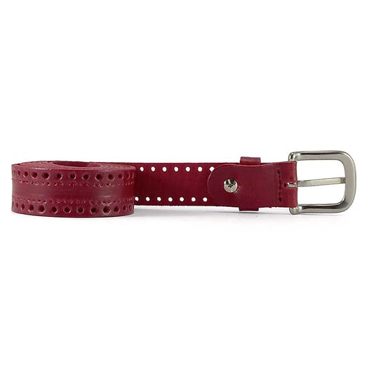 cinturón de piel rojo troquelado enrollado visto de lado con hebilla curva metálica