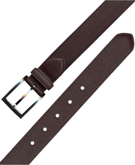 vista extendida de cinturon de piel saffiano con textura grabada y perforaciones alineadas