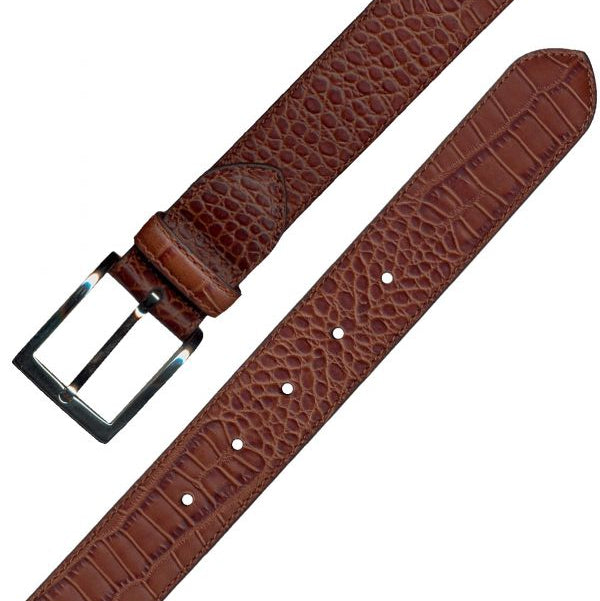cinturon de piel de vacuno grabado tipo cocodrilo con hebilla metalica visto en plano extendido