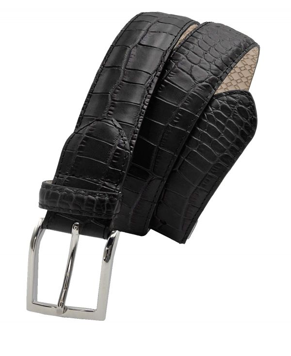 cinturon de piel de vacuno grabado tipo cocodrilo con hebilla metalica visto en conjunto