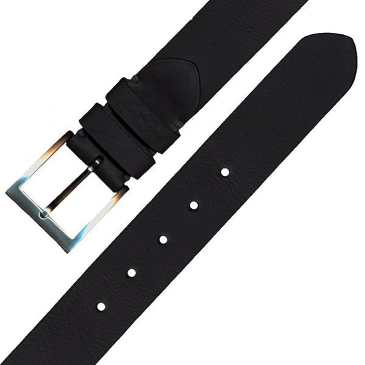 detalle del cinturón de piel extendido con hebilla cuadrada y orificios de ajuste