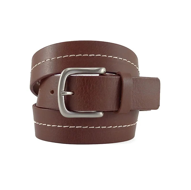 cinturón de piel vaqueta marrón con hebilla metálica mate en vista frontal