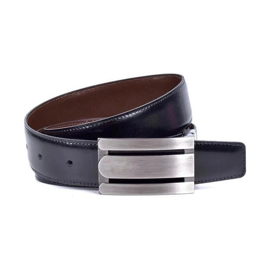 cinturon reversible negro en vista frontal con hebilla de placa satinada e interior marron