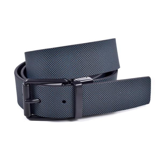 cinturon reversible de piel azul con micrograbado enrollado con hebilla negra mate