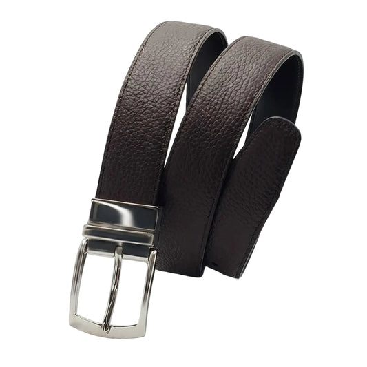 cinturon reversible de piel enrollado mostrando textura crispada exterior y hebilla metalica giratoria