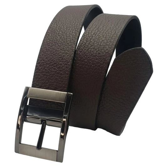 cinturon reversible de piel enrollado mostrando textura crispada y hebilla metalica con acabado satinado