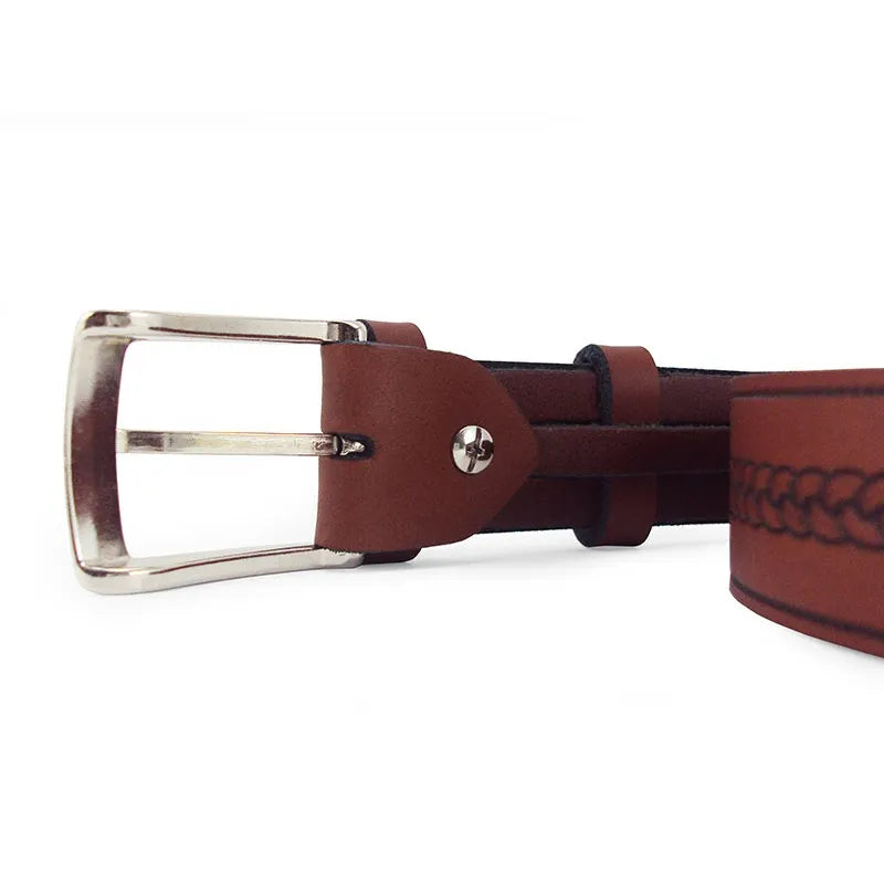 detalle de hebilla rectangular niquel con tornillo y doble pasador en cinturon de serraje marron