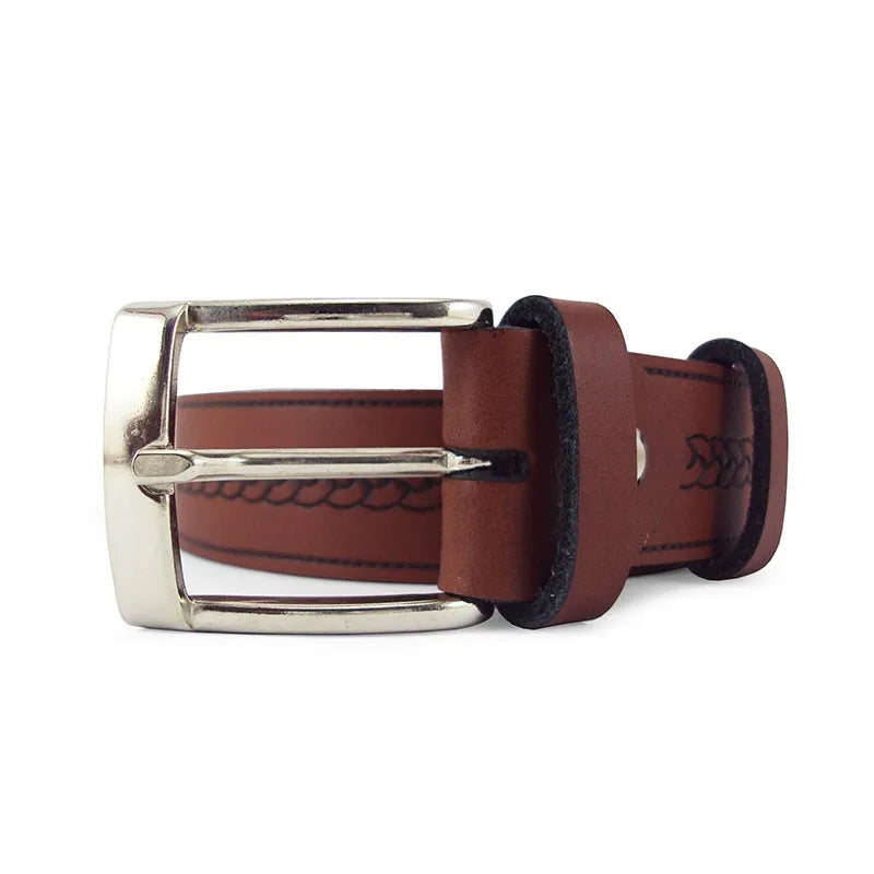 vista frontal de la hebilla rectangular niquel en cinturon de serraje marron con relieve trenzado