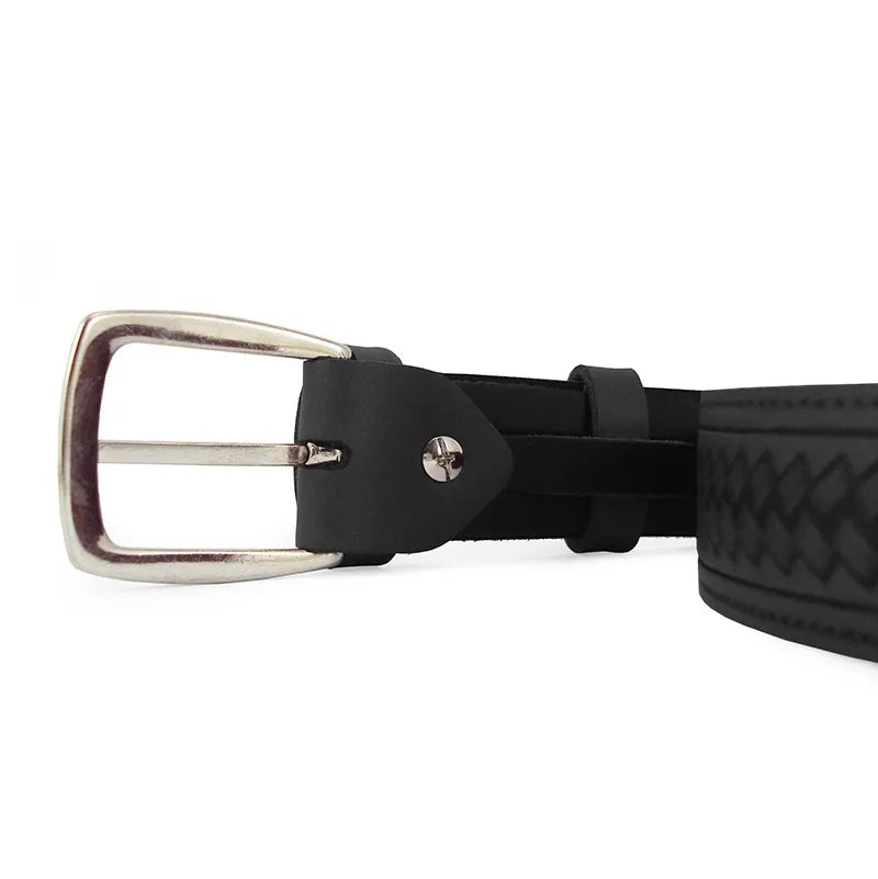 detalle de hebilla rectangular niquel con tornillo en cinturon de serraje negro