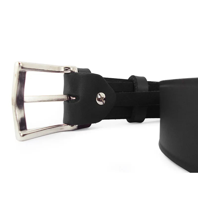 detalle de hebilla rectangular niquel con tornillo en cinturon de serraje negro liso