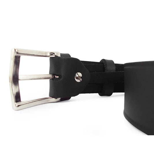 detalle de hebilla rectangular niquel con tornillo en cinturon de serraje negro liso