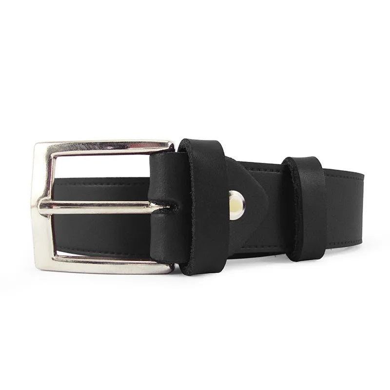 vista frontal de la hebilla rectangular niquel en cinturon de serraje negro liso