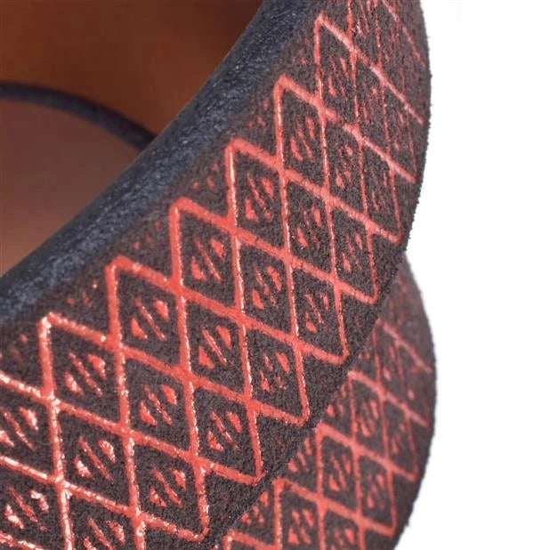 primer plano del estampado de rombos rojos sobre serraje negro