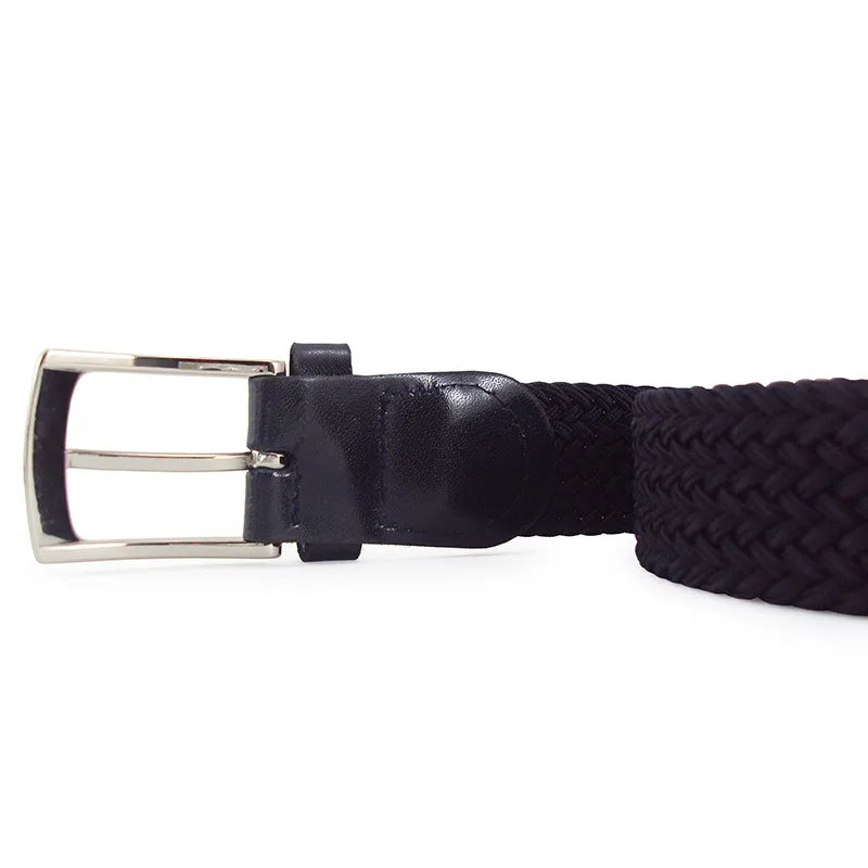 detalle lateral de la hebilla niquel y terminacion en piel sobre cinturon trenzado azul marino